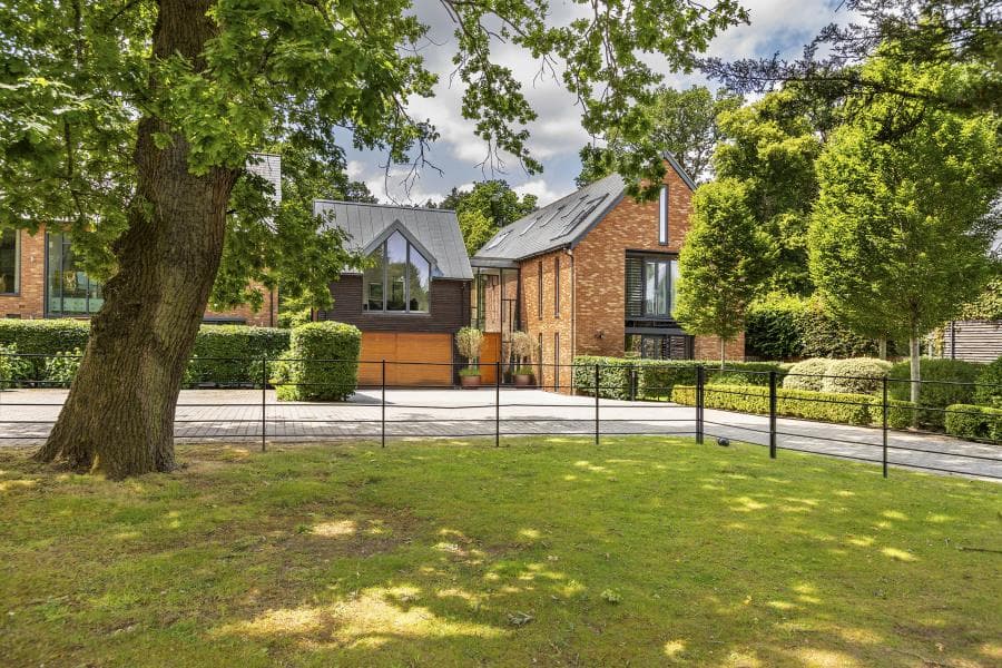 Longcross Road, Longcross, Surrey, KT16 0BB