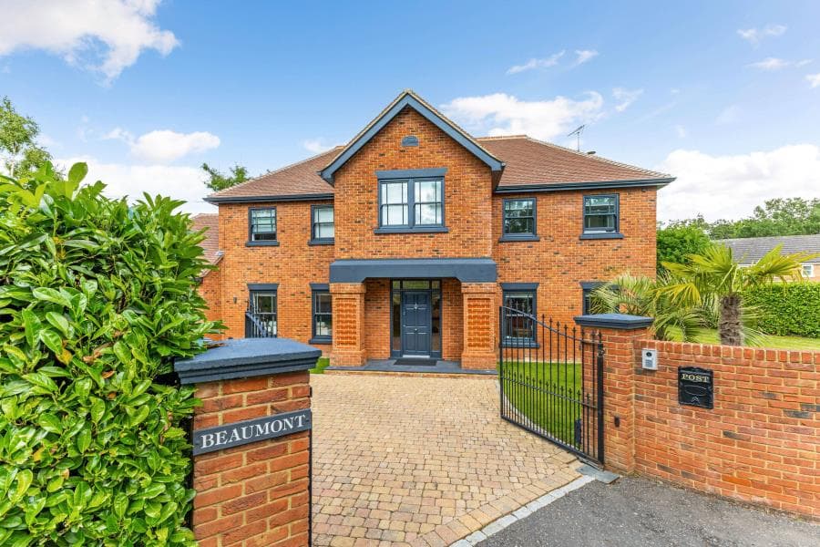 The Mount Close, Virginia Water, Surrey, GU25 4EL