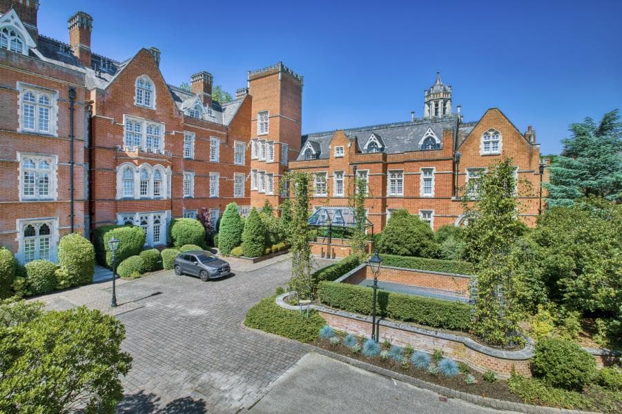 Holloway Drive, Virginia Water, Surrey, GU25 4SY