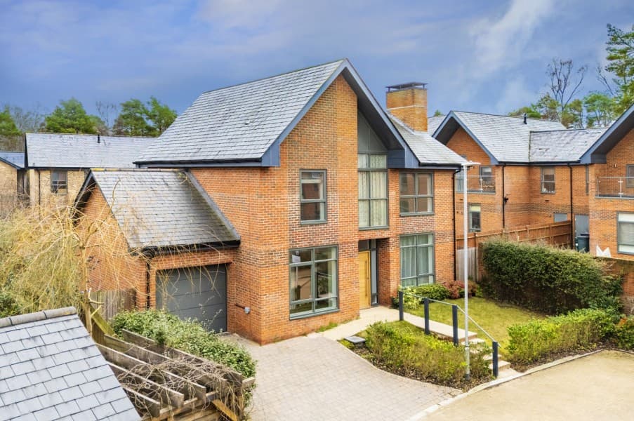 Calton Close, Chertsey, Surrey, KT16 0BX